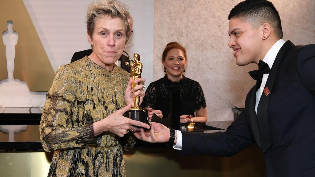 Gde mi je Oskar? Neobične priče o izgubljenim statuama 3 Američka glumica Fransis Mekdormand drži Oskara 2018. godine