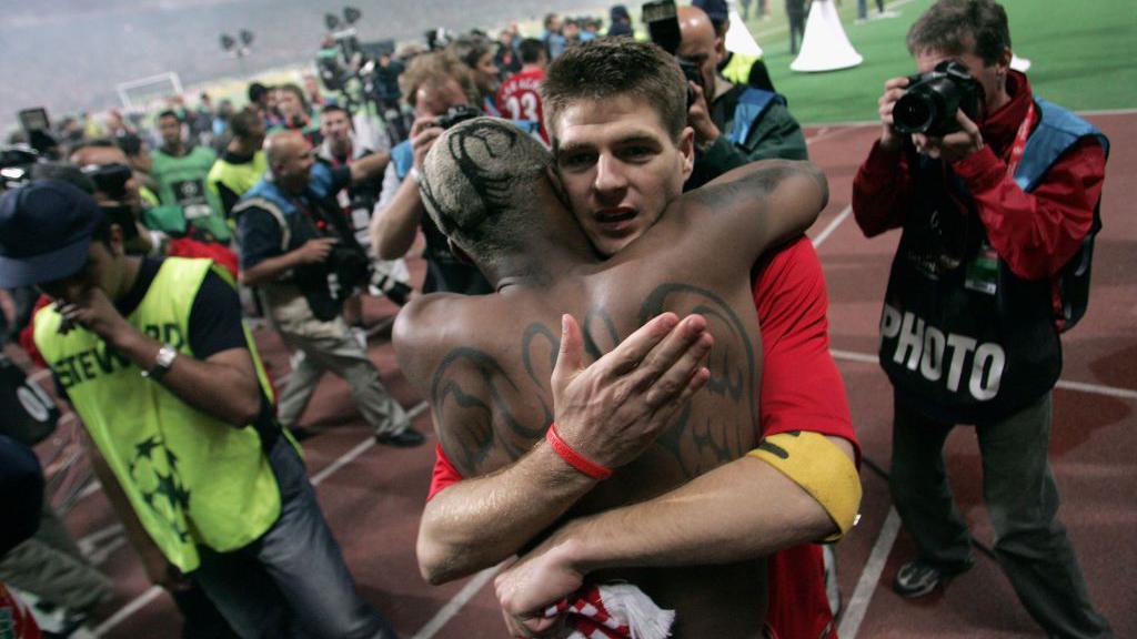Top lista najboljih igara u finalima fudbalske Lige šampiona 9 Stiven Džerard u zagrljaju sa Đibrilom Siseom