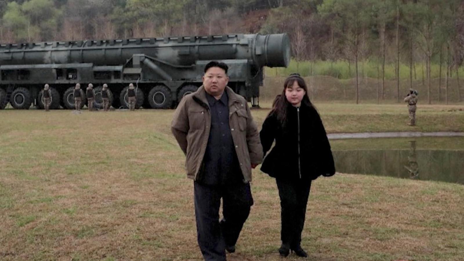 Šta otkriva stil odevanja ćerke Kima Džonga Una 3 Državna televizija Severne Koreje je 14. aprila 2023. emitovala snimak Kima Džonga Una i Kim Džu Ae pored interkontinentalne balističke rakete Hvasong-18