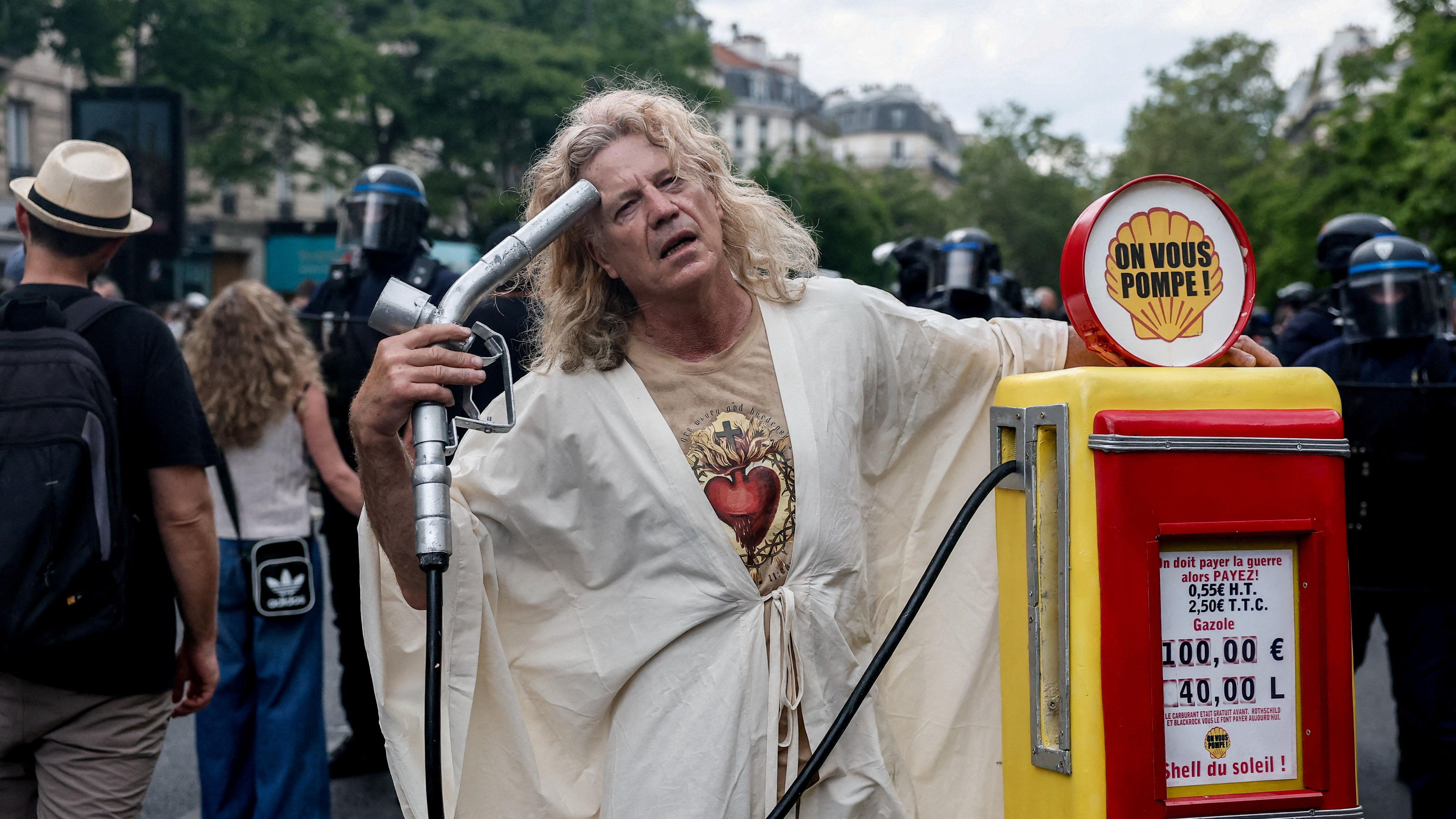 Prvi maj širom sveta: Protesti, suzavac i rejv 10 Muškarac sa maketom benzinske pumpe na ulicama Pariza