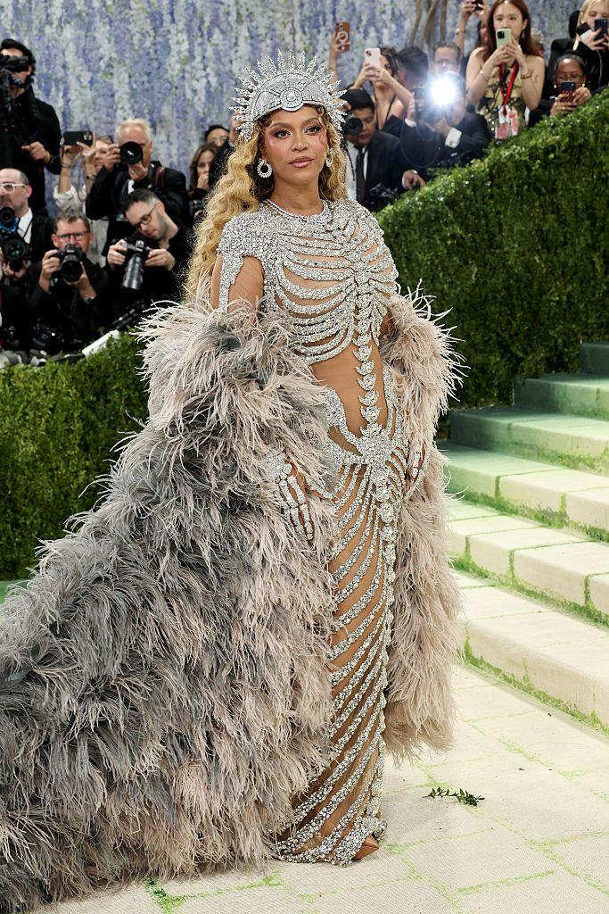 Met Gala 2026: Perje, jedrenjak na Madoninoj glavi, Bed Bani kao starac 2 Pevačica Bijosne u dugoj haljini sa šeširom ukrašenim perjem