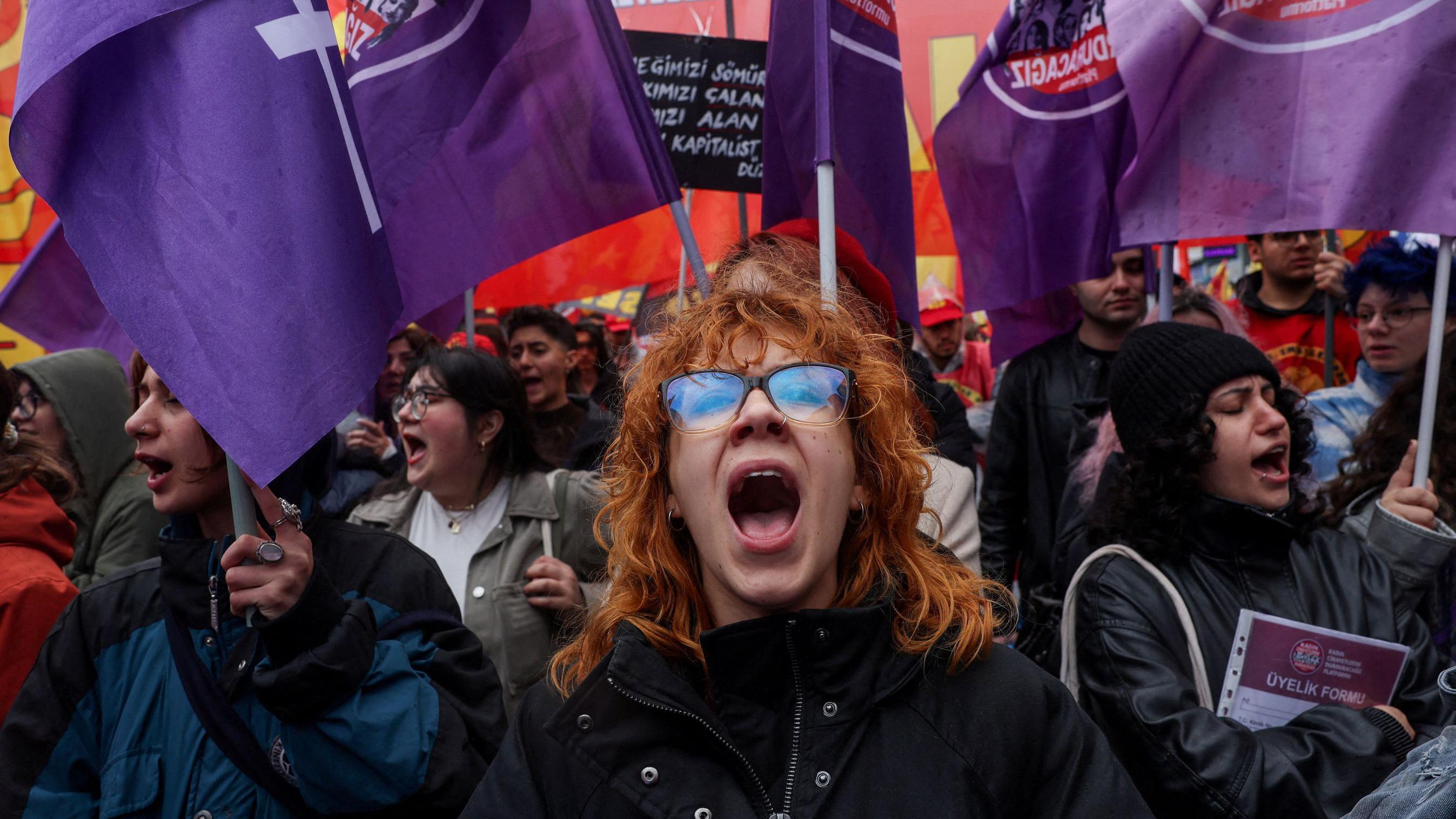 Prvi maj širom sveta: Protesti, suzavac i rejv 4 žena viče na protestu u Istanbulu, oko nje ljudi nose ljubičaste zastave