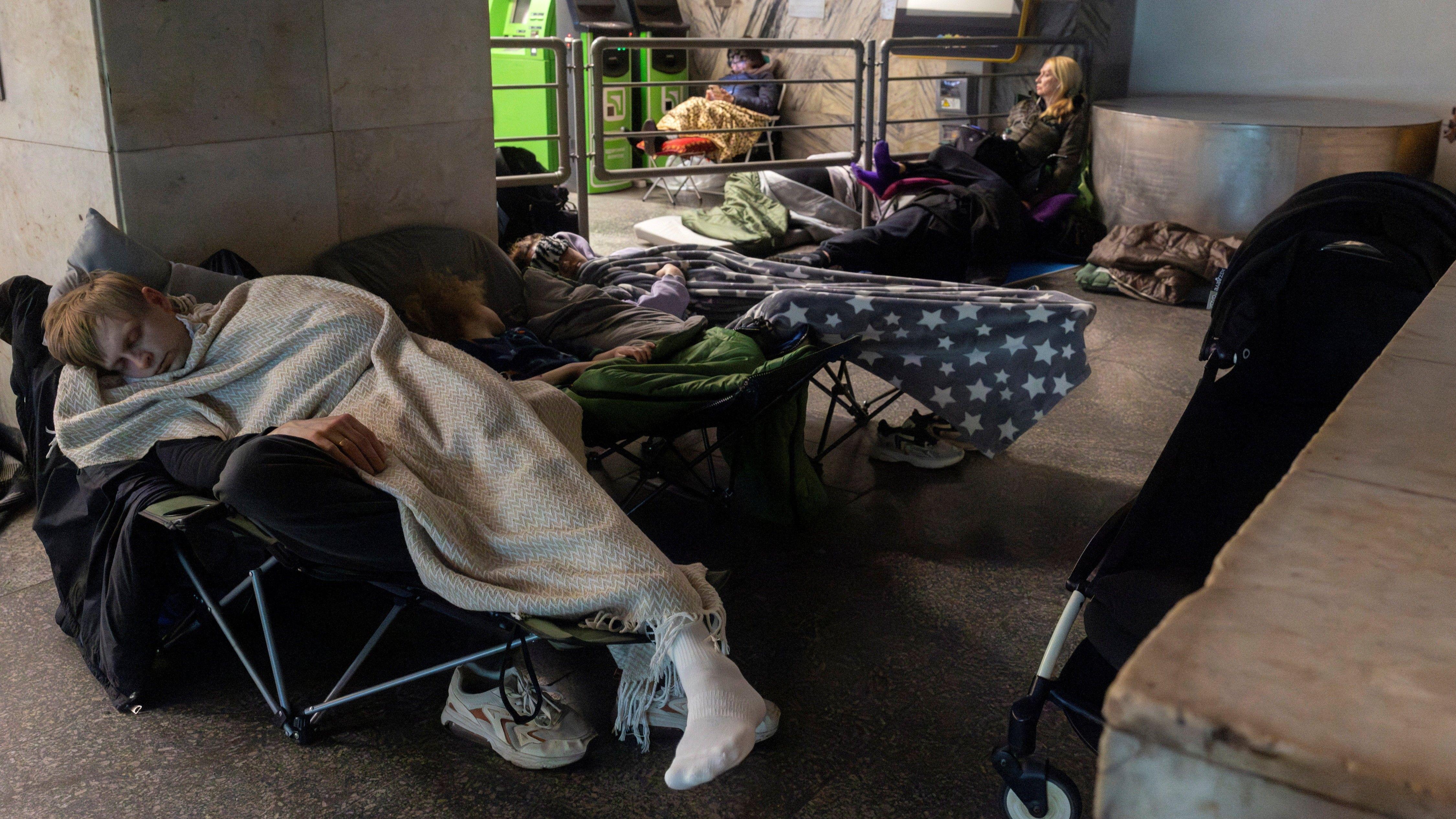 Tokom noćne uzbune, neki stanovnici Kijeva su spavali u metrou.