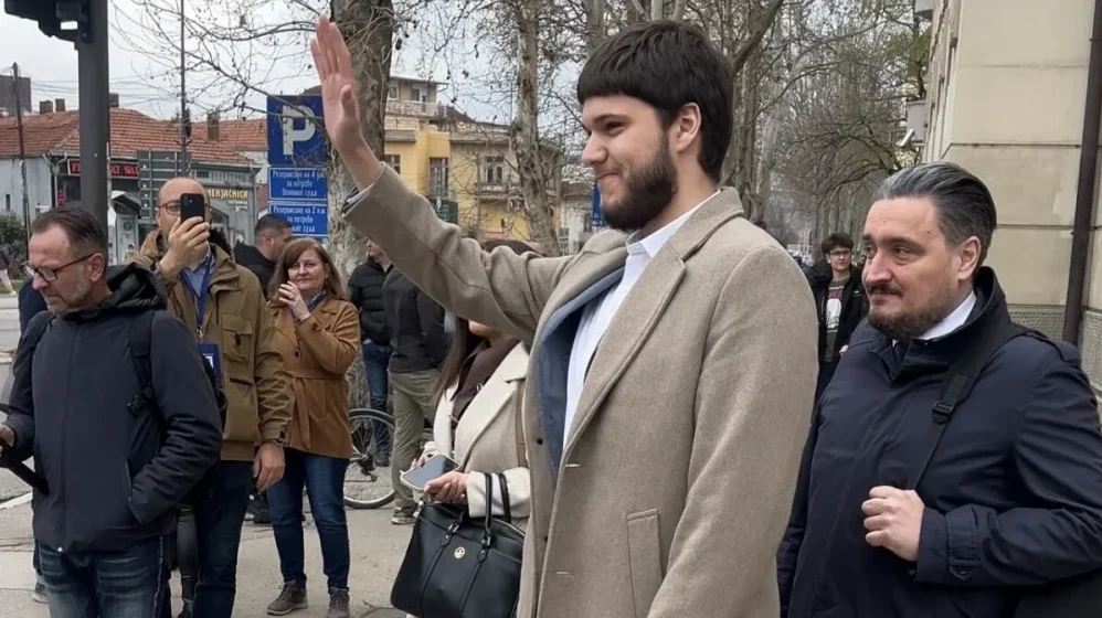 Protest studenata ispred Višeg suda u Nišu gde se nastavlja suđenje njihovom kolegi koji je navodno gađao gradonačelnika jajima 1