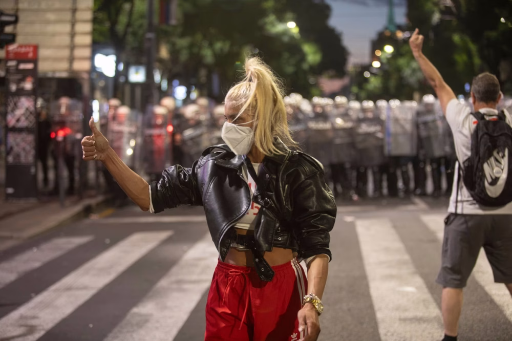 Suzana Jović "Bilo je strašno": Aktivistkinja Suzana Jović koju su sedmorica beogradskih policajaca hapsila u Nišu jer je posle protesta na Slaviji "gurala kontejner" 2