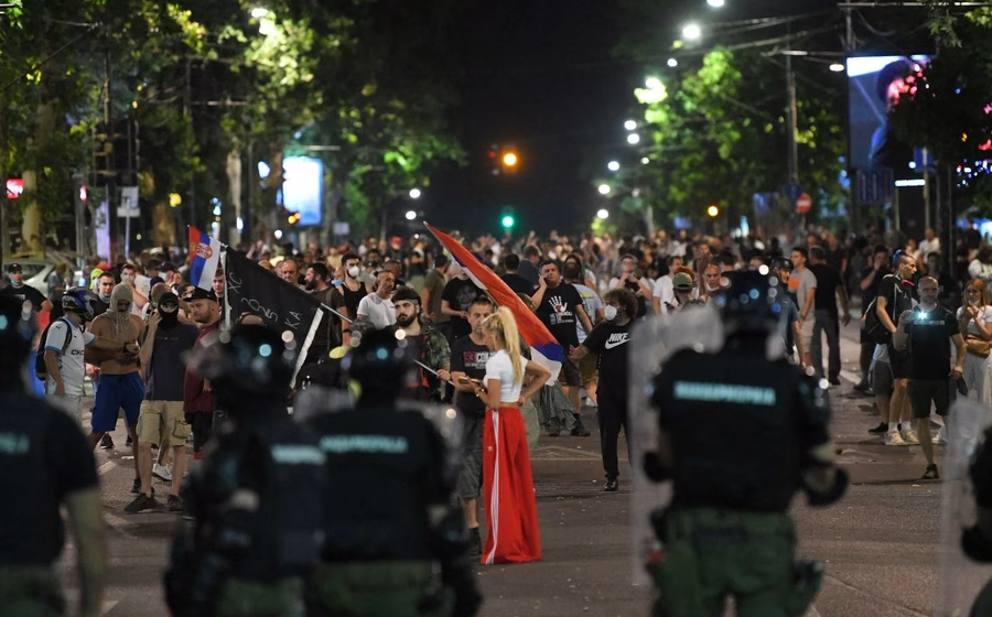 Sedam policajaca u civilu je odvezlo sa radnog mesta u Nišu za Beograd: Prokupčanka kažnjena zbog guranja kontejnera posle protesta na Slaviji 1