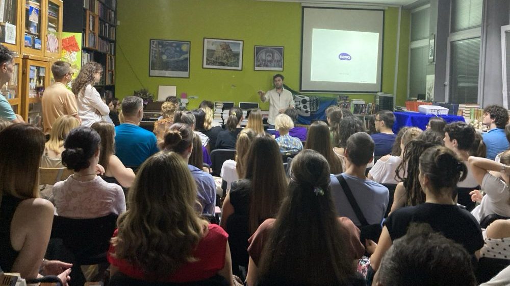 "Strah je svuda oko nas, ali ga lepotom, kulturom i znanjem uskoro pobeđujemo": Tradicionalna "Noć u biblioteci" u Trinaestoj gimnaziji 1