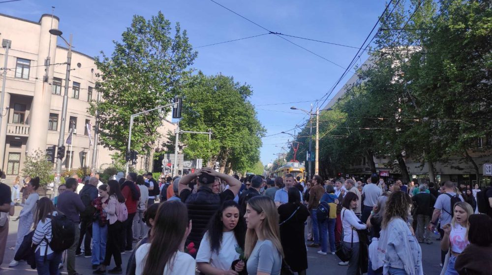Automobilom udario čoveka od 90 godina ispred Pravnog fakulteta, drugi vozač udario studenta šipkom: Građani se okupljaju na toj raskrsnici (VIDEO) 1