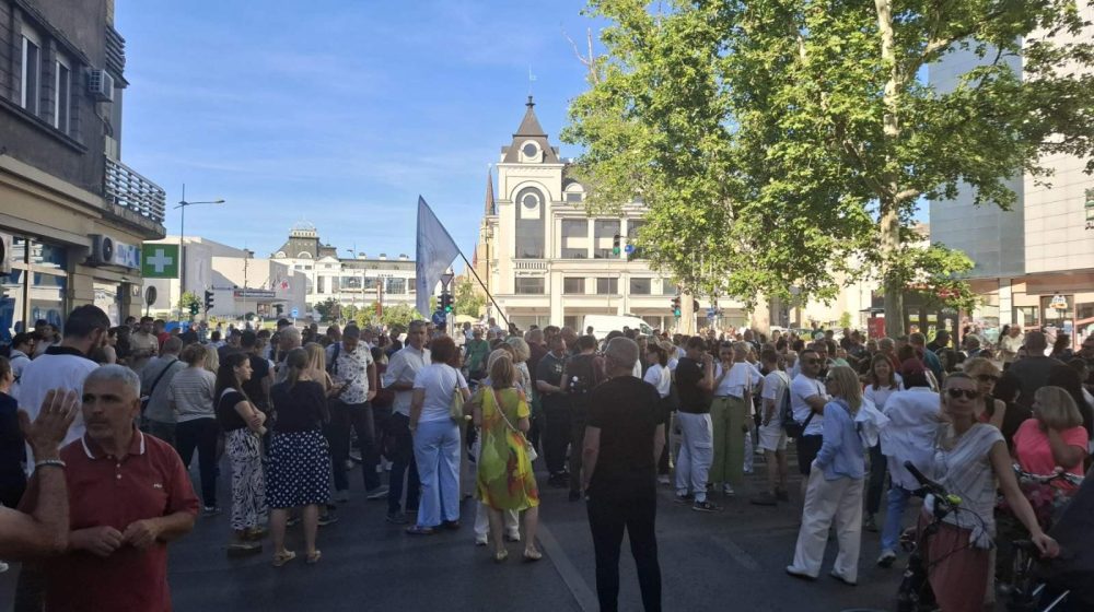 Blokadom raskrsnice okončan protest ispred Komore medicinskih sestara u Novom Sadu 1