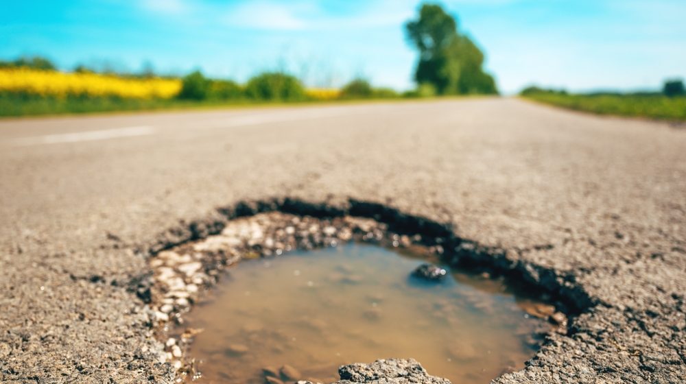 Šta se dešava kada vozilo udari u rupu na putu: Stručnjak upozorava na čitav niz kvarova 1