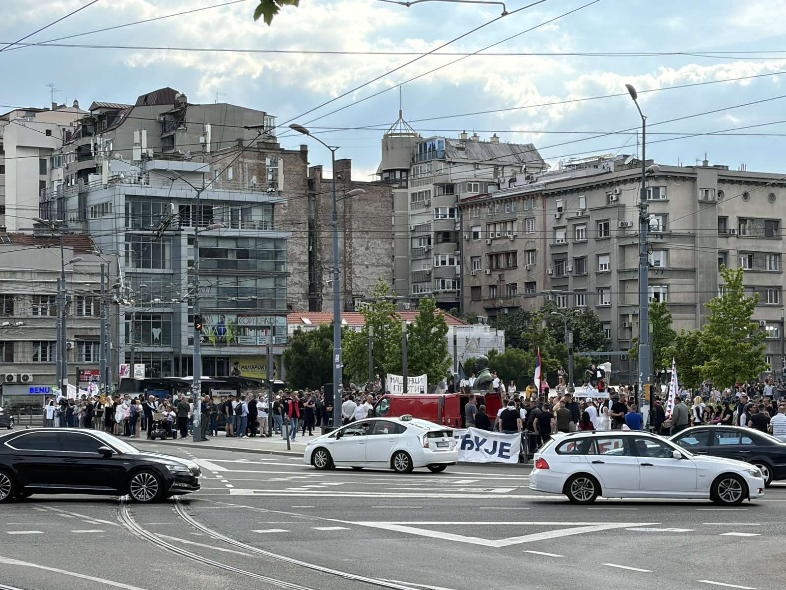 Studenti i naprednjaci jedni pored drugih na Slaviji, simpatizeri SNS-a se ipak povukli (VIDEO, FOTO) 2 Studenti i naprednjaci jedni pored drugih na Slaviji, simpatizeri SNS-a se ipak povukli (VIDEO, FOTO) 2