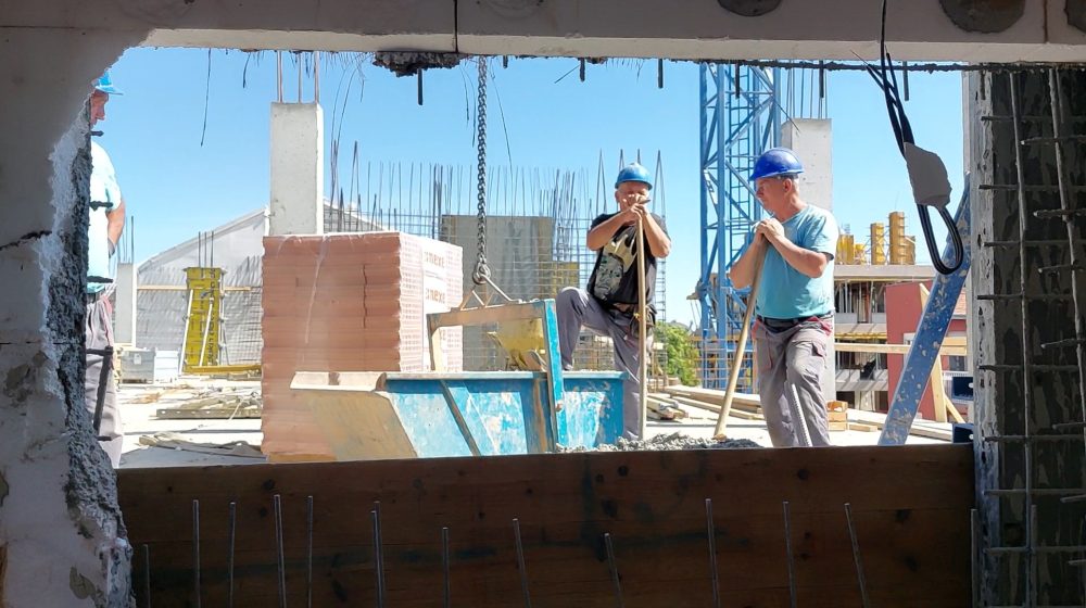 Urušio se zid u stanu tokom izvođenja radova na susednoj zgradi: Samo srećom niko nije povređen 1