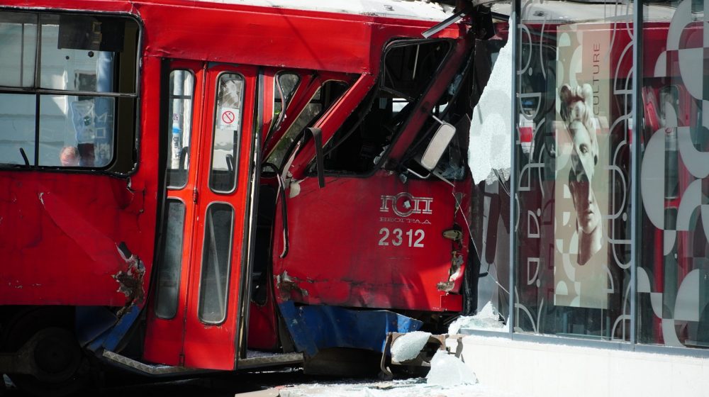 Izvučen tramvaj iz zgrade na Dorćolu: Više od 20 povređenih, dvoje dece (VIDEO) 1
