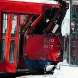 Izvučen tramvaj iz zgrade na Dorćolu: Više od 20 povređenih, dvoje dece (VIDEO) 4