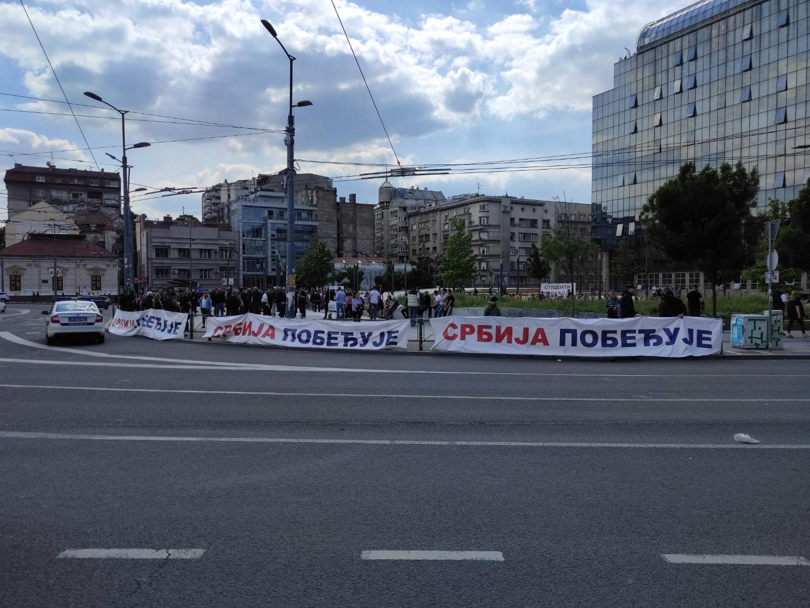Studenti i naprednjaci jedni pored drugih na Slaviji, simpatizeri SNS-a se ipak povukli (VIDEO, FOTO) 5 Studenti i naprednjaci jedni pored drugih na Slaviji, simpatizeri SNS-a se ipak povukli (VIDEO, FOTO) 5