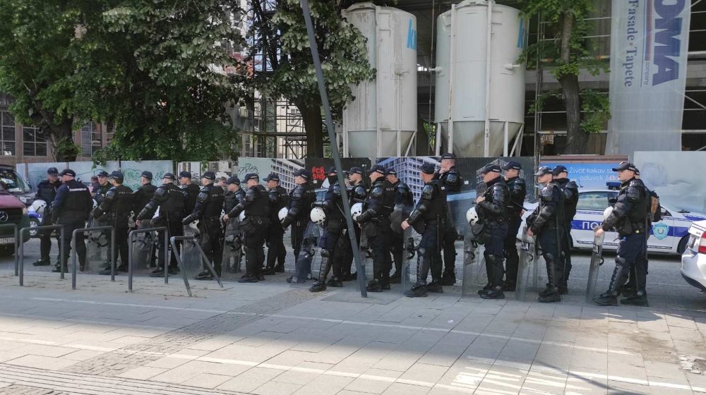 Studenti i naprednjaci jedni pored drugih na Slaviji, simpatizeri SNS-a se ipak povukli (VIDEO, FOTO) 1