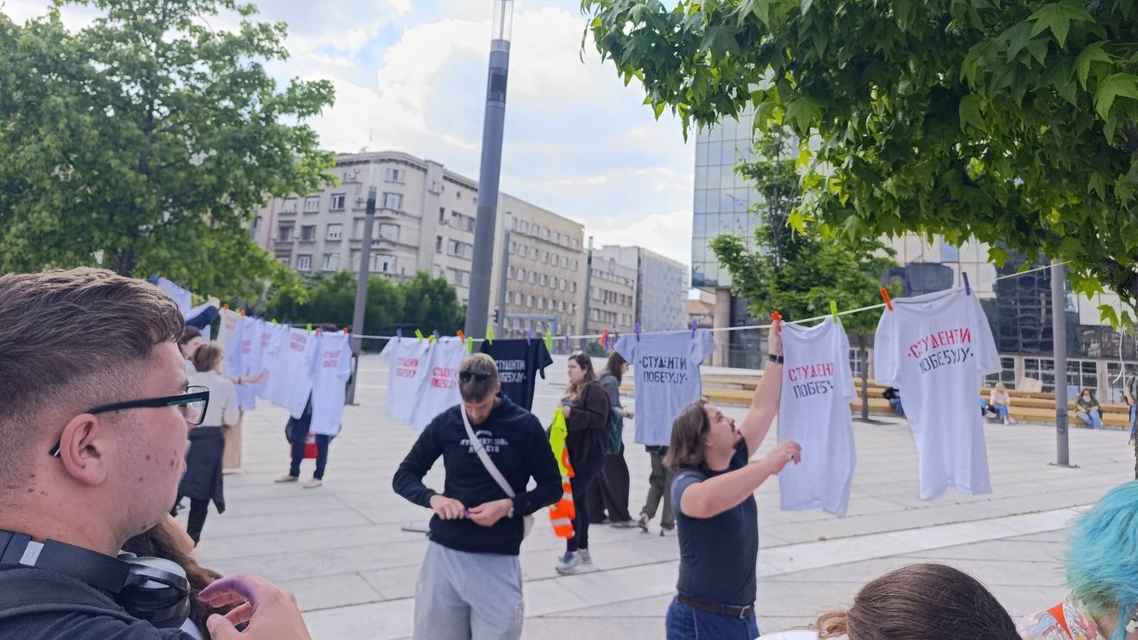 Studenti i naprednjaci jedni pored drugih na Slaviji, simpatizeri SNS-a se ipak povukli (VIDEO, FOTO) 4 Studenti i naprednjaci jedni pored drugih na Slaviji, simpatizeri SNS-a se ipak povukli (VIDEO, FOTO) 4