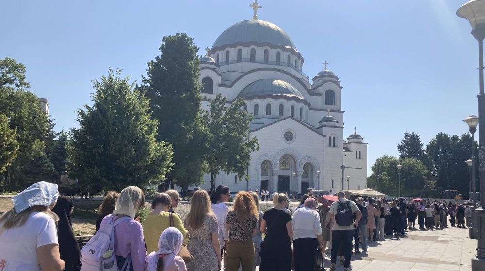 Hiljade ljudi ispred Hrama Svetog Save i danas čeka da se pokloni Pojasu Presvete Bogorodice (FOTO) 1
