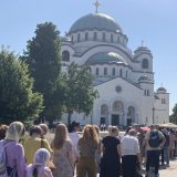 Hiljade ljudi ispred Hrama Svetog Save i danas čeka da se pokloni Pojasu Presvete Bogorodice (FOTO) 5