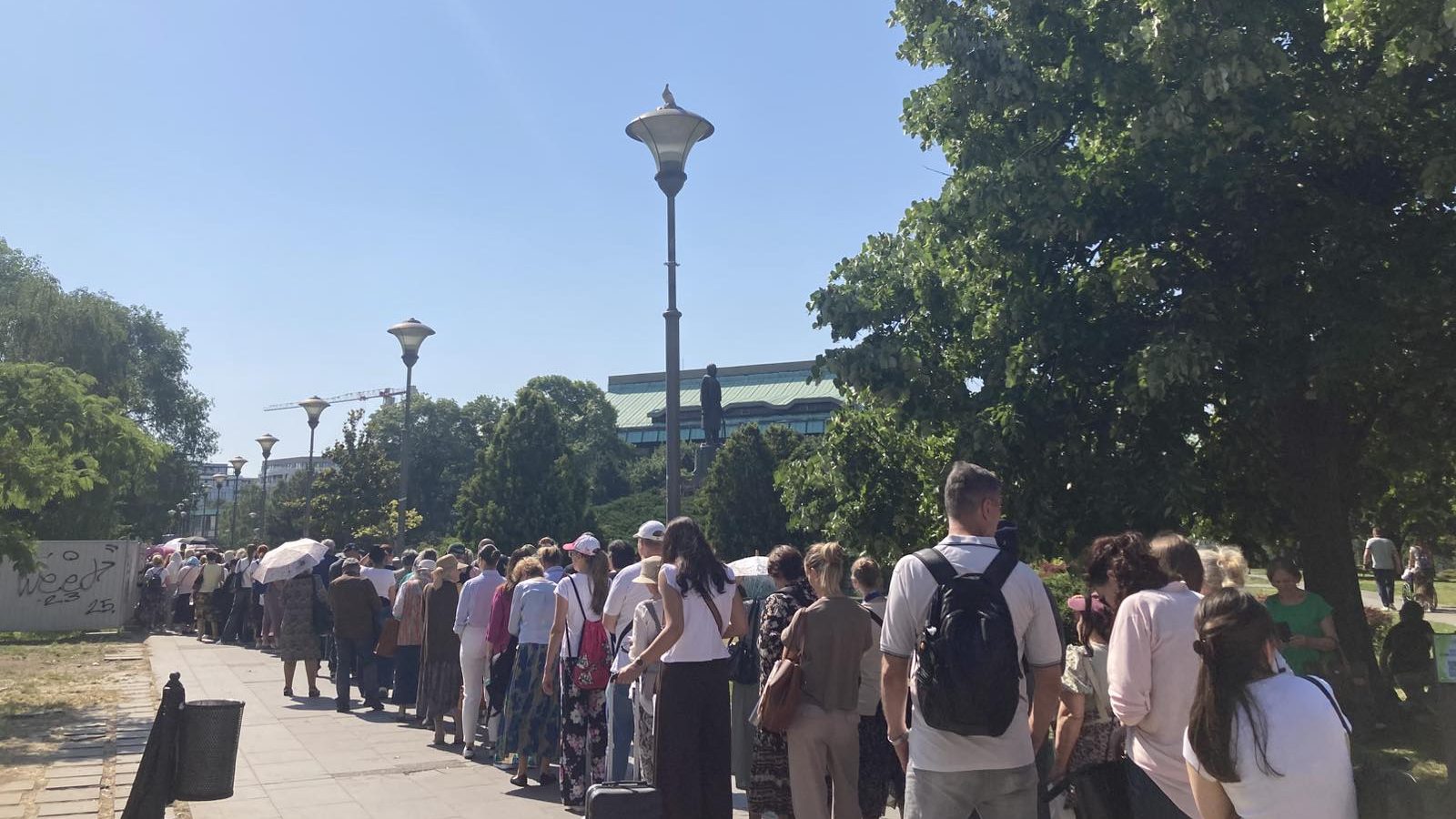 Hiljade ljudi ispred Hrama Svetog Save i danas čeka da se pokloni Pojasu Presvete Bogorodice (FOTO) 2