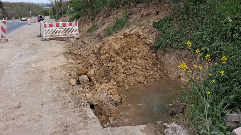 Ne nazire se kraj radova na putu između Petrovaradina i Sremskih Karlovaca: "Klizimo na sve strane, nadam se da mi kuća neće završiti na ulici" 2