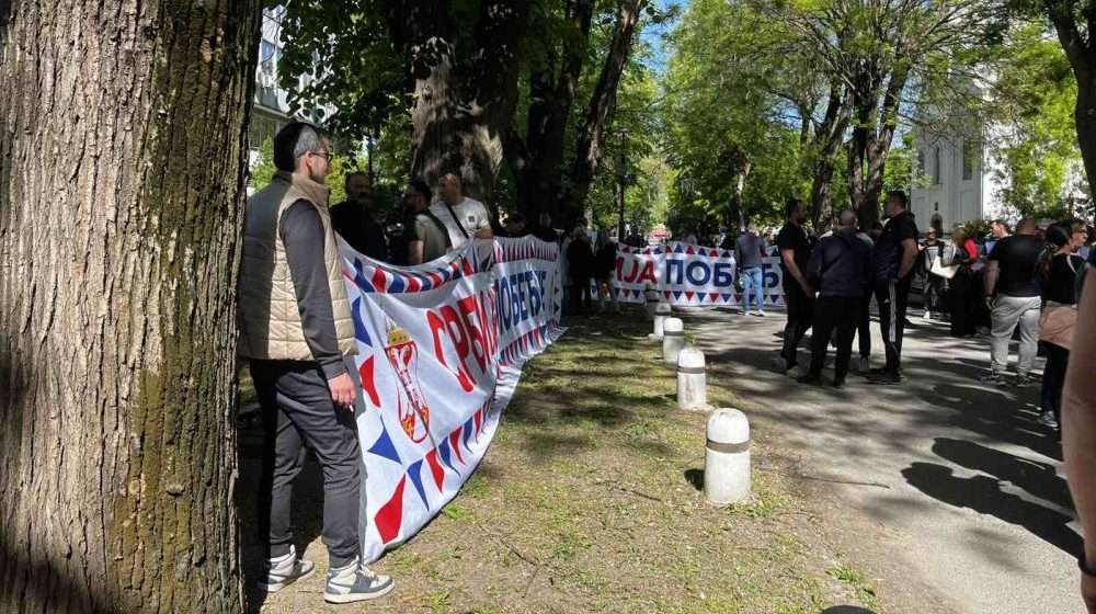 Konstitutivna sednica lokalnog parlamenta u Kuli: Ispred zgrade opštine napeto, policija čuva pristalice SNS-a 1