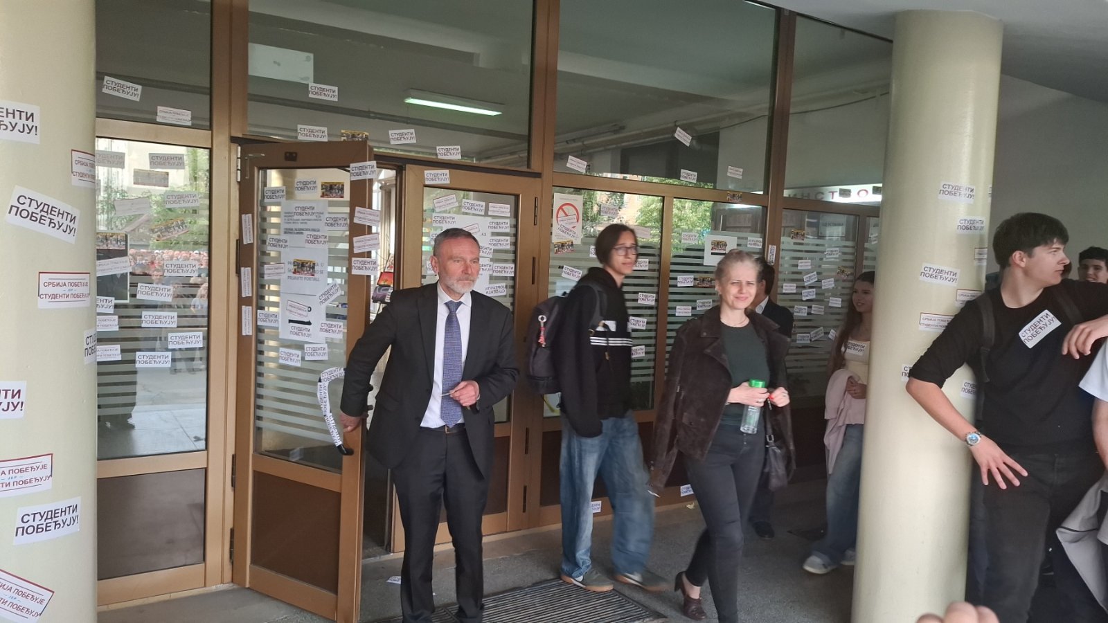 Održan protest ispred Mašinske škole u Novom Sadu: Direktor Jovine nije dozvolio učenicima da izađu iz zgrade (FOTO, VIDEO) 2