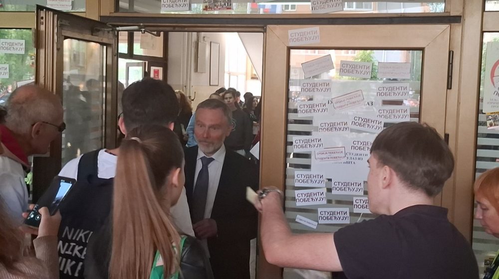 Održan protest ispred Mašinske škole u Novom Sadu: Direktor Jovine nije dozvolio učenicima da izađu iz zgrade (FOTO, VIDEO) 1