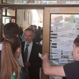 Održan protest ispred Mašinske škole u Novom Sadu: Direktor Jovine nije dozvolio učenicima da izađu iz zgrade (FOTO, VIDEO) 9
