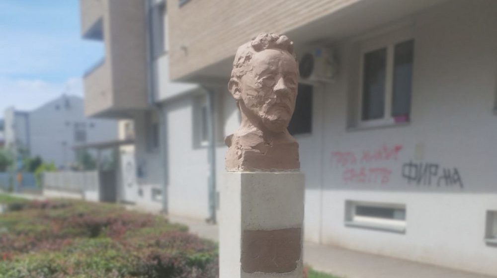 Novi Sad: Bista Čehova osvanula u ulici koja nosi njegovo ime, niko ne zna ko ju je postavio 1