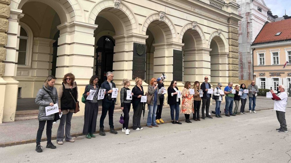 Roditelji i profesori Jovine gimnazije održali skup ispred Gradske kuće u Novom Sadu: Gradonačelnik nije imao vremena da ih primi na sastanak 2