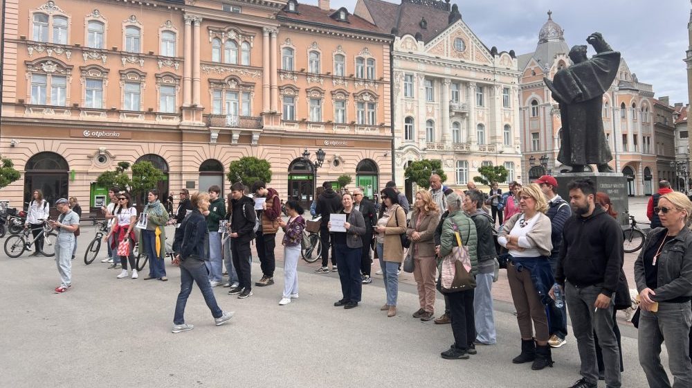 Roditelji i profesori Jovine gimnazije održali skup ispred Gradske kuće u Novom Sadu: Gradonačelnik nije imao vremena da ih primi na sastanak 1
