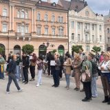 Roditelji i profesori Jovine gimnazije održali skup ispred Gradske kuće u Novom Sadu: Gradonačelnik nije imao vremena da ih primi na sastanak 8