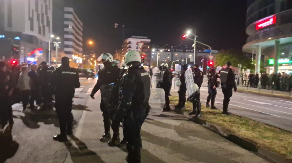 Kordon policije razdvaja pristalice studenata i vlasti u Novom Sadu, jedan građanin povređen (VIDEO, FOTO) 1