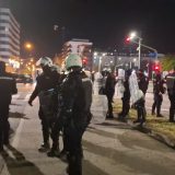 Kordon policije razdvaja pristalice studenata i vlasti u Novom Sadu, jedan građanin povređen (VIDEO, FOTO) 5