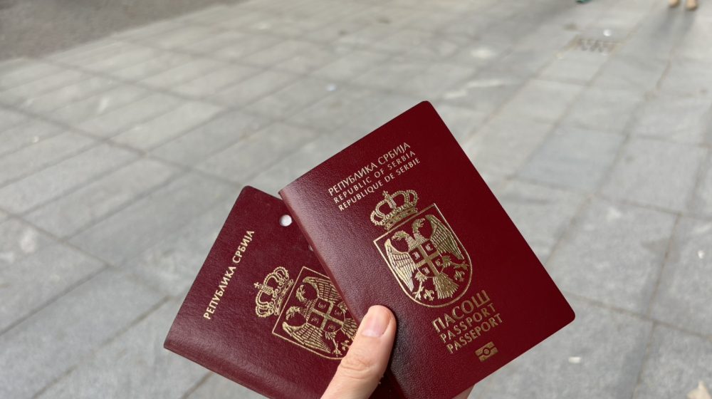 Počelo izdavanje novog burgundi crvenog pasoša 7