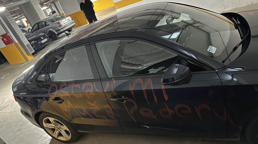 Studentu u Novom Sadu išarali auto uvredljivim porukama nakon što je stavio nalepnicu "Studenti pobeđuju" 1