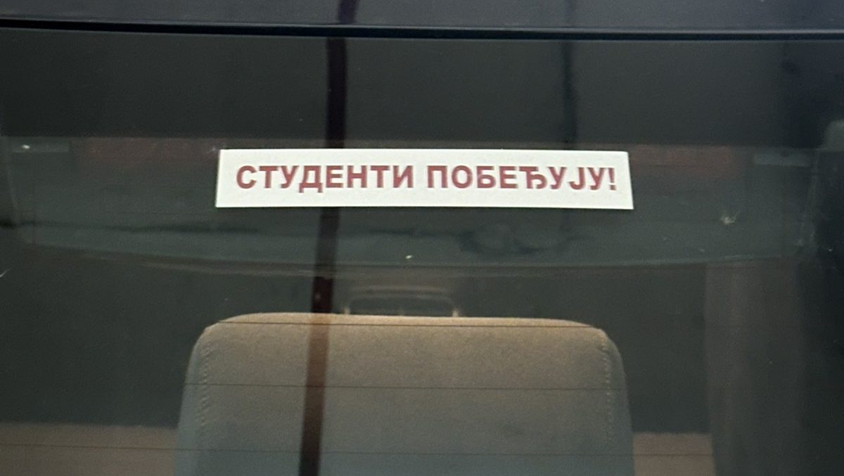 Studentu u Novom Sadu išarali auto uvredljivim porukama nakon što je stavio nalepnicu "Studenti pobeđuju" 2 Studentu u Novom Sadu išarali auto uvredljivim porukama nakon što je stavio nalepnicu "Studenti pobeđuju" 2