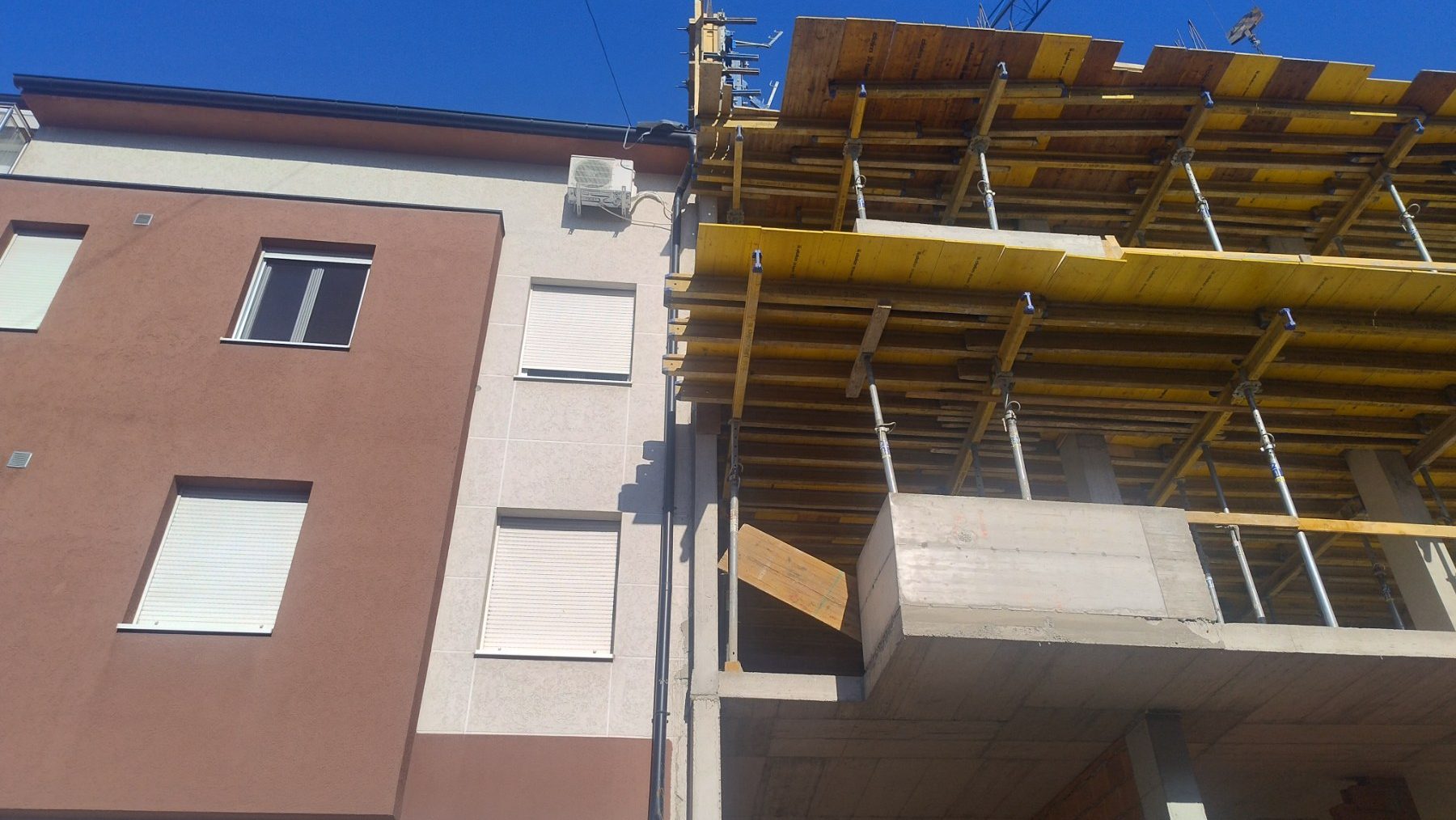 Urušio se zid u stanu tokom izvođenja radova na susednoj zgradi: Samo srećom niko nije povređen 2