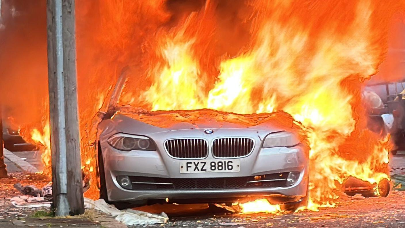 Neredi u Belfastu posle napada nožem: Zapaljene kuće, automobili i autobus 2 sivi bmw u plamenu na ulici Belfasta