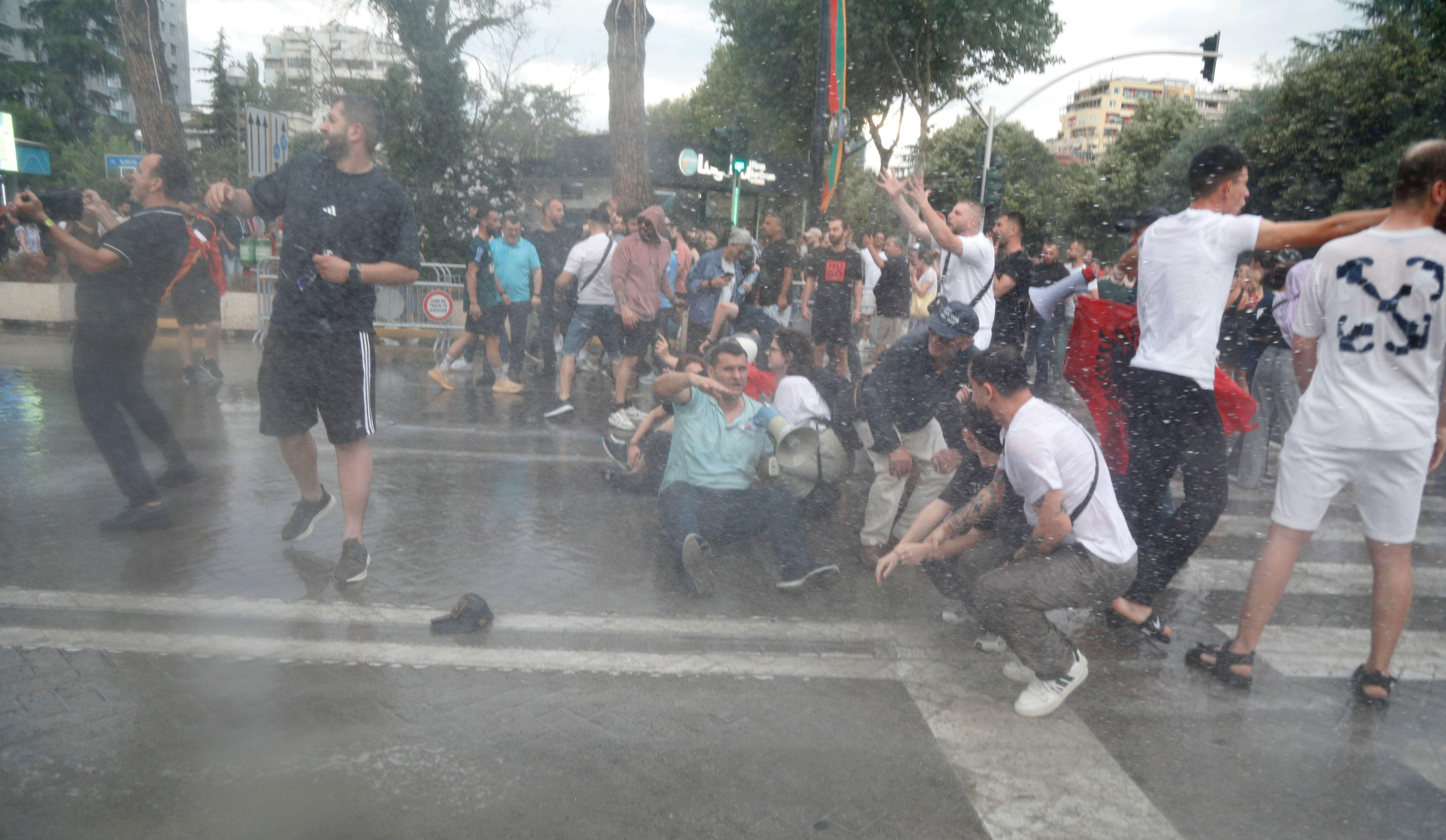 'Revolucija flamingosa' u Albaniji: Masovni protesti zbog projekta povezanog sa Trampovim zetom 14 protesti u tirani, policija upotrebila vodeni top na demonstrante