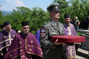 Vučić posthumno odlikovao vodnika koji je poginuo u mirovnoj misiji u Libanu 9 Vučić posthumno odlikovao vodnika koji je poginuo u mirovnoj misiji u Libanu 7