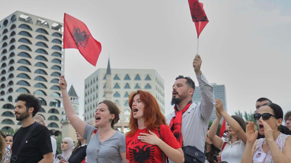 "Bez javno dostupnih dozvola i ugovora, samo su se pojavili buldožeri": Nastavljeni protesti u Albaniji protiv projekta Trampovog zeta (VIDEO) 9