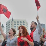 "Bez javno dostupnih dozvola i ugovora, samo su se pojavili buldožeri": Nastavljeni protesti u Albaniji protiv projekta Trampovog zeta (VIDEO) 6