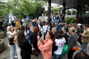Roditelji učenika Jovine gimnazije danas ponovo ispred ministrstva prosvete 7 Roditelji učenika Jovine gimnazije danas ponovo ispred ministrstva prosvete 6