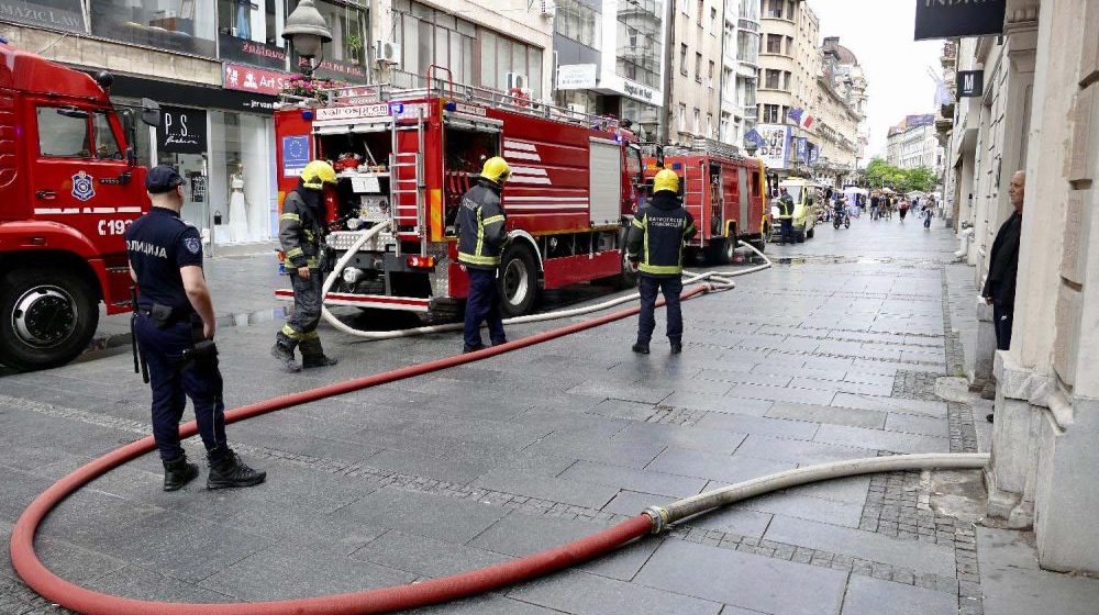 Požar u restoranu u Knez Mihailovoj ulici, više vozila vatrogasaca na terenu 1