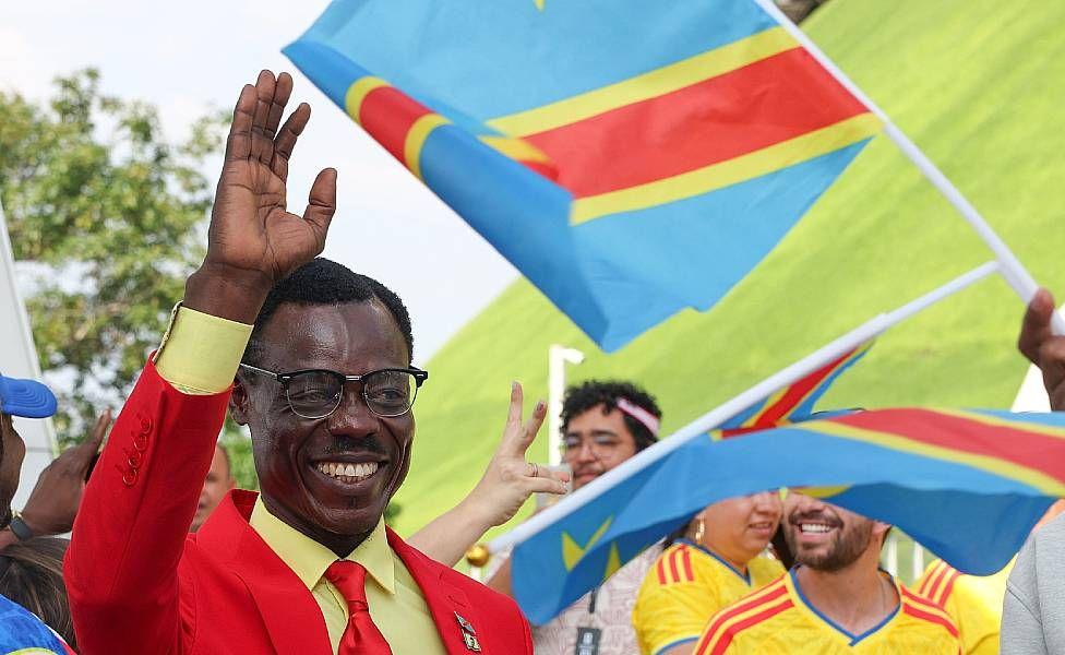 Lumumba Vea, navijač Konga koji nepomično stoji tokom cele utakmice