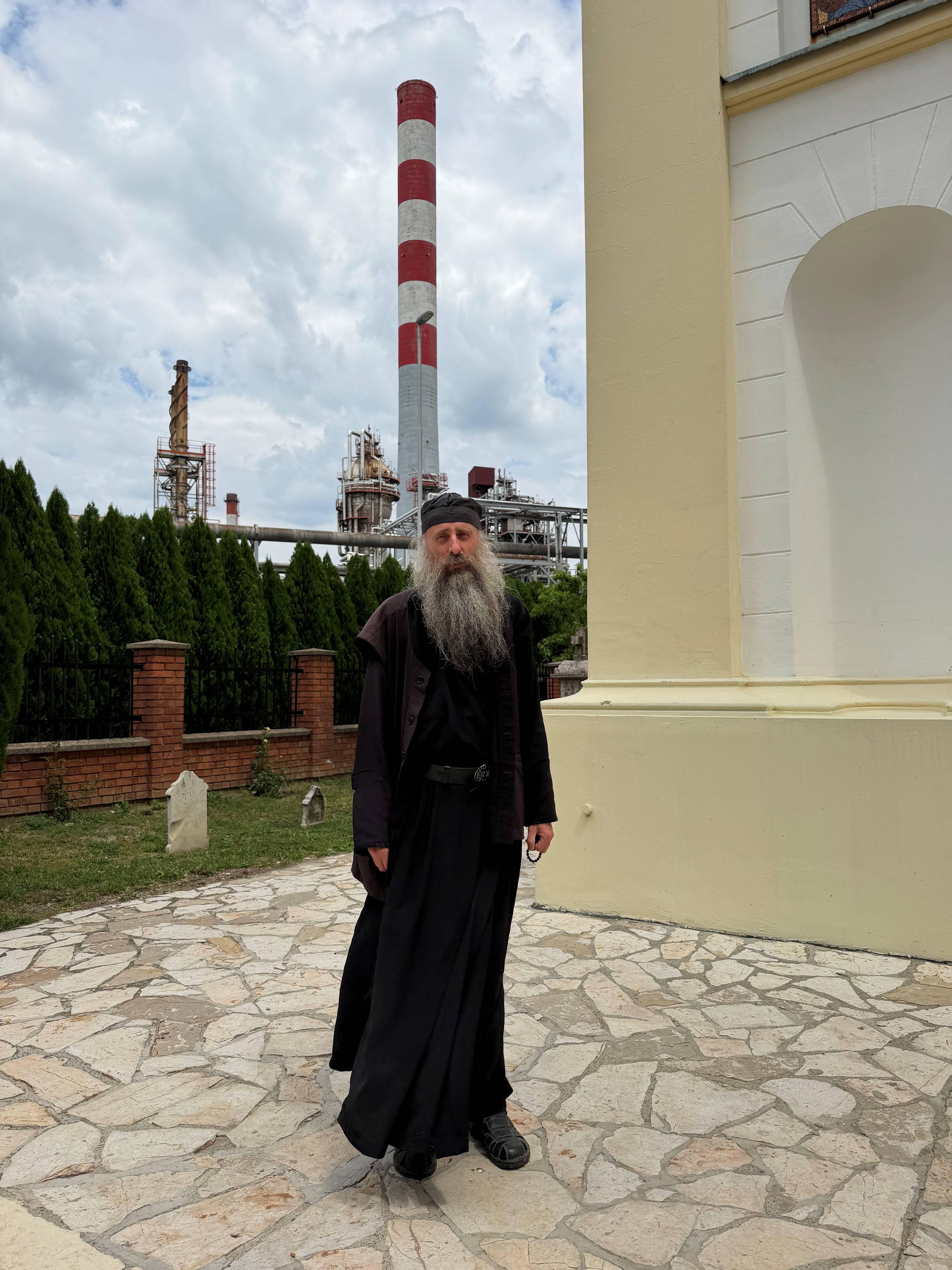Manastir u pančevačkoj rafineriji: 'Do ograde jedan svet, iza ograde drugi' 7 Jeromonah Teodor u dvorištu manastira