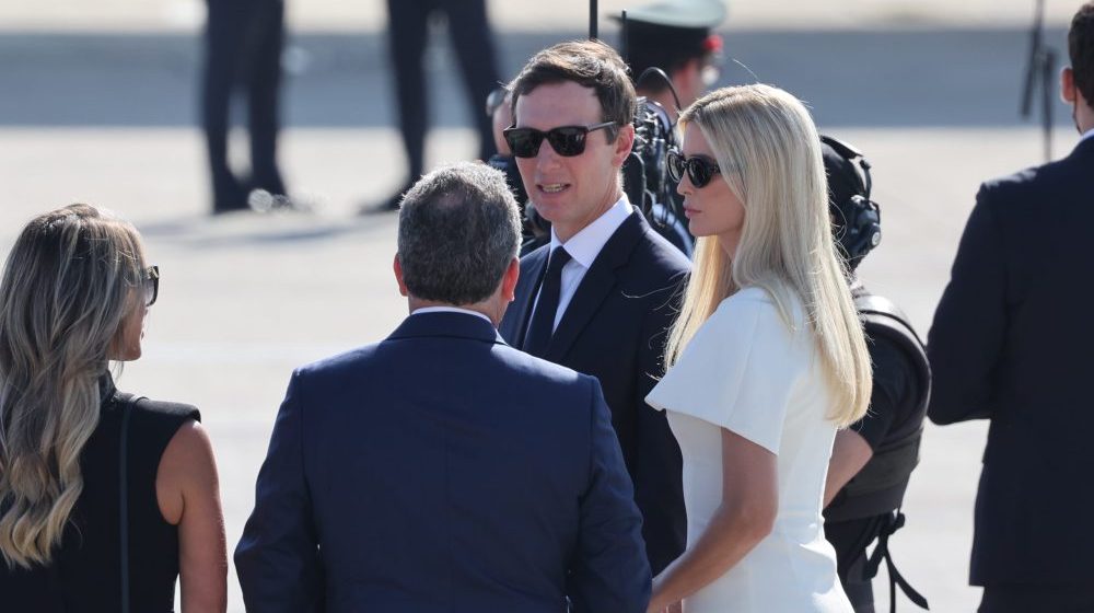 "Ivanka, idi kući": Hiljade ljudi protestovalo u Tirani protiv izgradnje luksuznog turističkog kompleksa povezanog sa Trampovim zetom 1