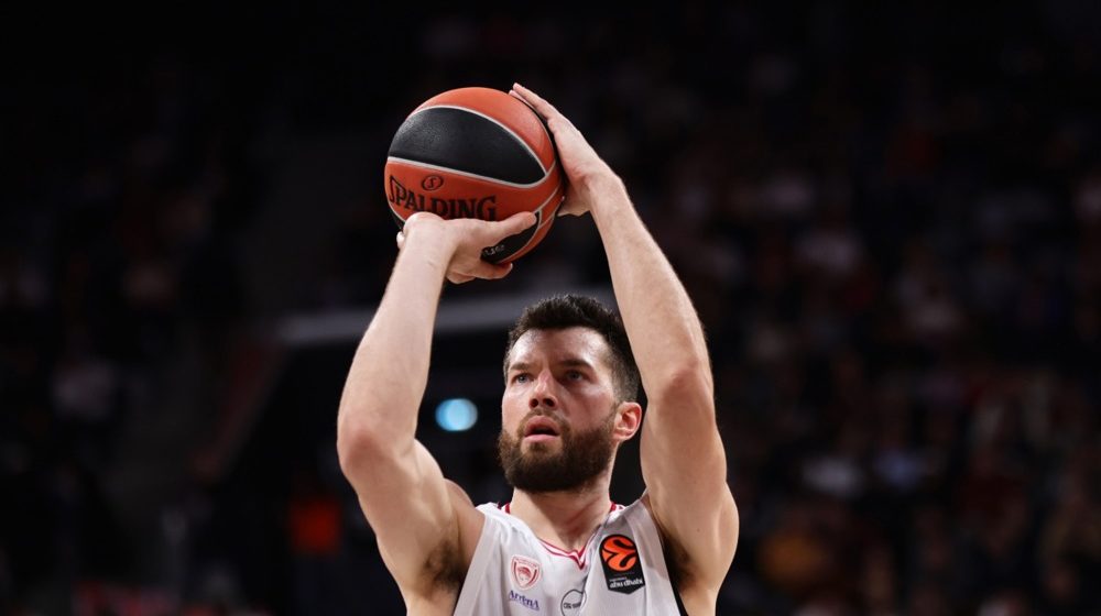 Alek Piters novo pojačanje Armanija 10